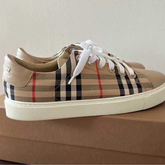 Women's Albridge Vintage Check Low-Top
Burberry Sneakers #ITCALFAR14CHI - Picture 7 of 8